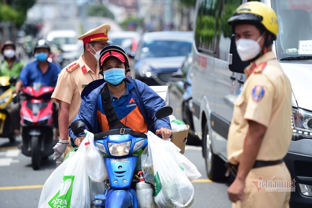 Đầu tuần, TP.HCM nhắc nhở nhiều người ra đường vì lý do không chính đáng - Ảnh 8.