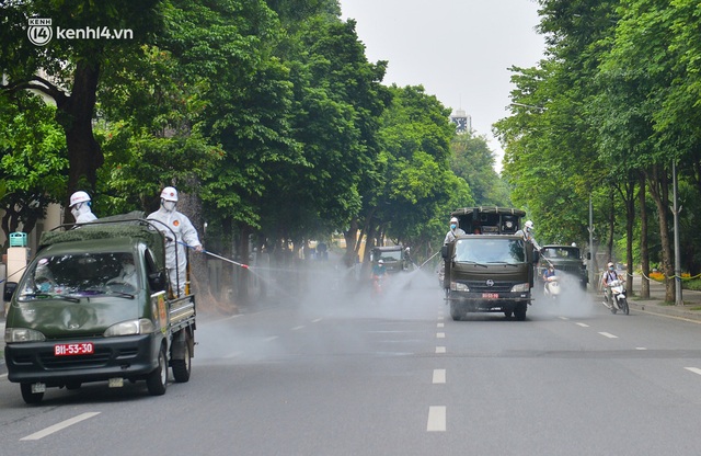 Hàng chục xe chuyên dụng bắt đầu phun khử khuẩn quanh Hồ Gươm và nhiều tuyến phố chính tại Hà Nội - Ảnh 11.