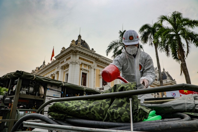 180 chiến sĩ phun khử khuẩn khắp phố phường Hà Nội - Ảnh 3.
