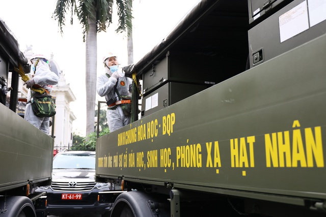 180 chiến sĩ phun khử khuẩn khắp phố phường Hà Nội - Ảnh 4.