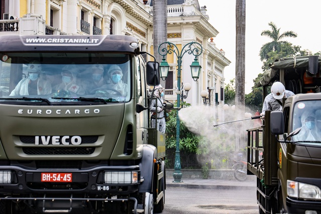 180 chiến sĩ phun khử khuẩn khắp phố phường Hà Nội - Ảnh 6.