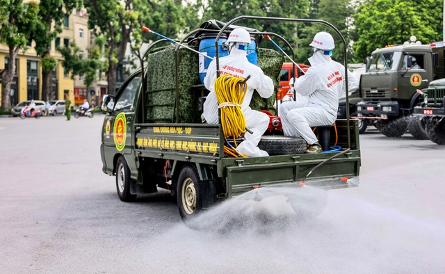180 chiến sĩ phun khử khuẩn khắp phố phường Hà Nội - Ảnh 5.