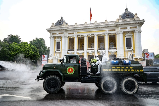 180 chiến sĩ phun khử khuẩn khắp phố phường Hà Nội - Ảnh 7.