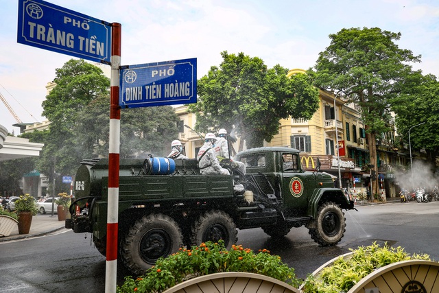 180 chiến sĩ phun khử khuẩn khắp phố phường Hà Nội - Ảnh 9.