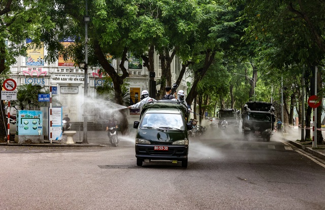 180 chiến sĩ phun khử khuẩn khắp phố phường Hà Nội - Ảnh 11.