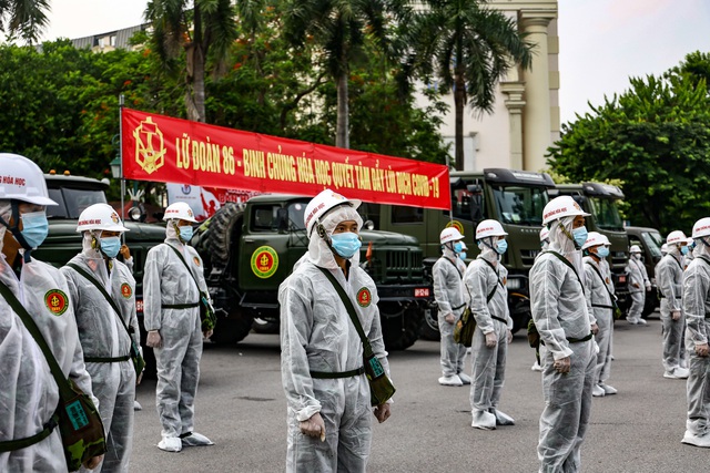 180 chiến sĩ phun khử khuẩn khắp phố phường Hà Nội - Ảnh 2.