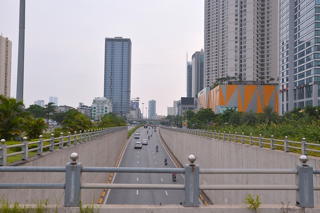 Hình ảnh khác lạ trên những tuyến đường nóng về ùn tắc giao thông của Hà Nội trong giờ cao điểm ngày đầu tuần - Ảnh 5.
