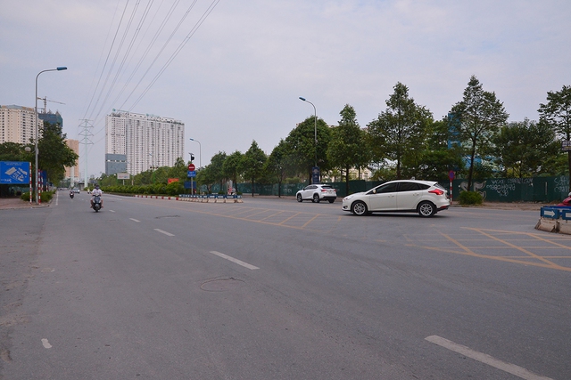 Hình ảnh khác lạ trên những tuyến đường nóng về ùn tắc giao thông của Hà Nội trong giờ cao điểm ngày đầu tuần - Ảnh 7.