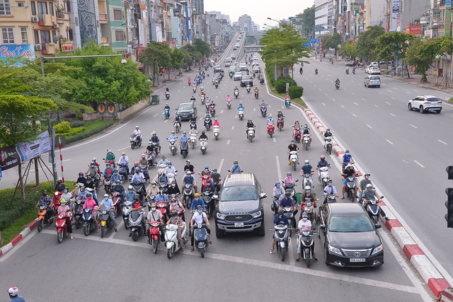 Hình ảnh khác lạ trên những tuyến đường nóng về ùn tắc giao thông của Hà Nội trong giờ cao điểm ngày đầu tuần - Ảnh 2.