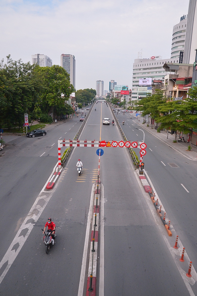 Hình ảnh khác lạ trên những tuyến đường nóng về ùn tắc giao thông của Hà Nội trong giờ cao điểm ngày đầu tuần - Ảnh 13.