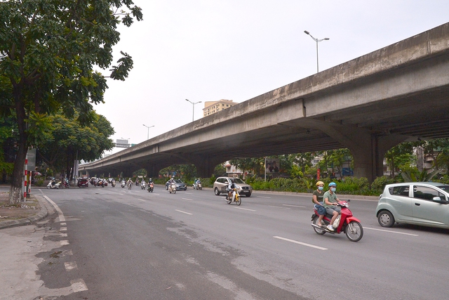 Hình ảnh khác lạ trên những tuyến đường nóng về ùn tắc giao thông của Hà Nội trong giờ cao điểm ngày đầu tuần - Ảnh 12.