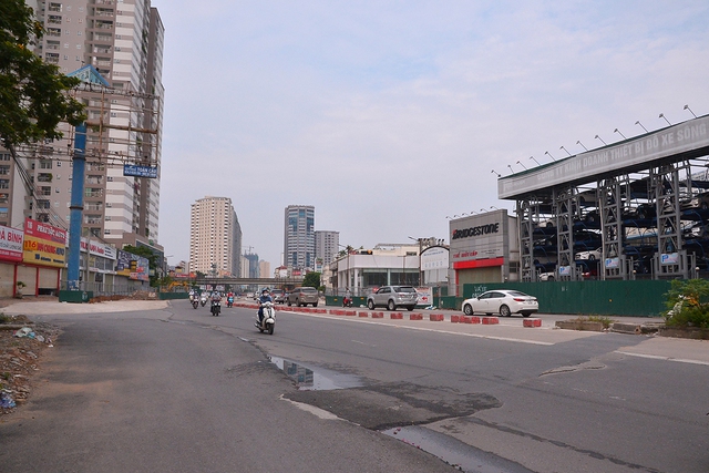 Hình ảnh khác lạ trên những tuyến đường nóng về ùn tắc giao thông của Hà Nội trong giờ cao điểm ngày đầu tuần - Ảnh 10.