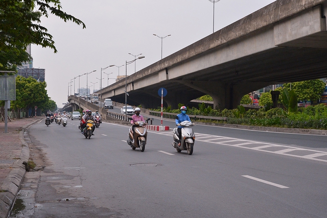 Hình ảnh khác lạ trên những tuyến đường nóng về ùn tắc giao thông của Hà Nội trong giờ cao điểm ngày đầu tuần - Ảnh 3.