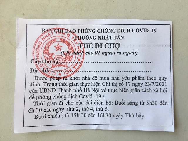 Cận cảnh Hà Nội áp dụng đi chợ bằng tem phiếu cho người dân do dịch COVID-19  - Ảnh 6.