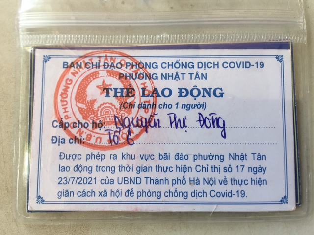 Cận cảnh Hà Nội áp dụng đi chợ bằng tem phiếu cho người dân do dịch COVID-19  - Ảnh 7.