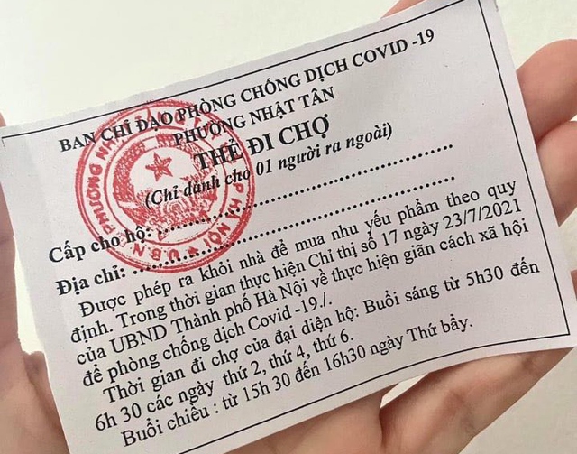 Quận đầu tiên ở Hà Nội phát thẻ đi chợ cho người dân - Ảnh 2.