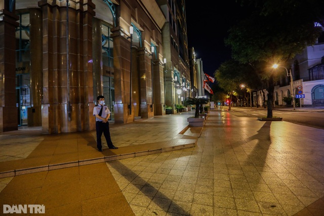 Đường phố Sài Gòn vắng lặng chưa từng thấy sau 18h - Ảnh 7.