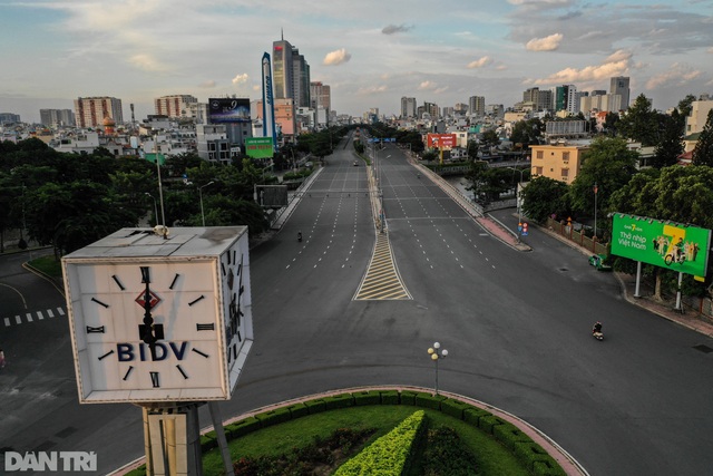 Đường phố Sài Gòn vắng lặng chưa từng thấy sau 18h - Ảnh 2.