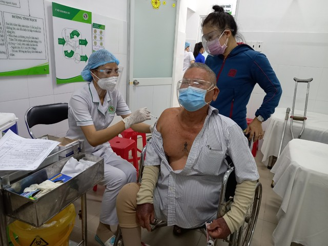 Người già tiêm vaccine COVID-19 - Ảnh 4.