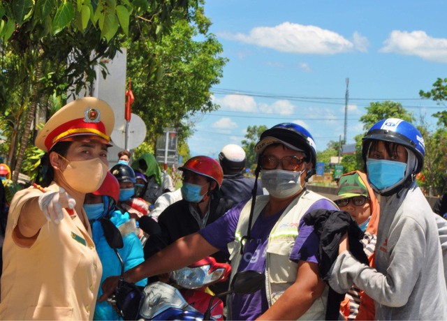 Lực lượng chức năng Huế, Quảng Trị tiếp sức người đi xe máy từ các tỉnh phía Nam về quê - Ảnh 9.