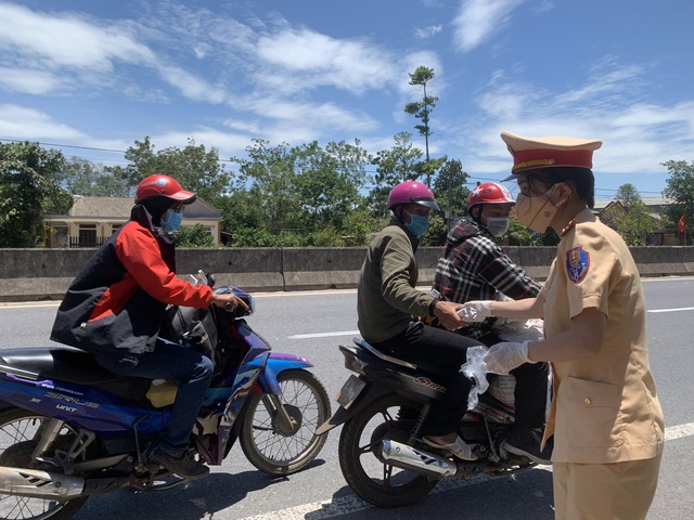 Lực lượng chức năng Huế, Quảng Trị tiếp sức người đi xe máy từ các tỉnh phía Nam về quê - Ảnh 10.