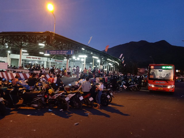 Lực lượng chức năng Huế, Quảng Trị tiếp sức người đi xe máy từ các tỉnh phía Nam về quê - Ảnh 2.