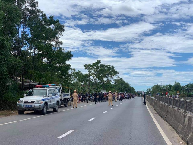 Lực lượng chức năng Huế, Quảng Trị tiếp sức người đi xe máy từ các tỉnh phía Nam về quê - Ảnh 11.
