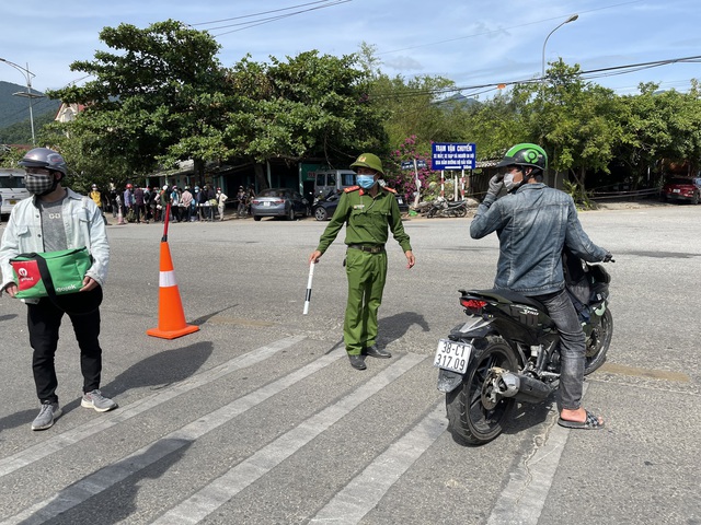 Lực lượng chức năng Huế, Quảng Trị tiếp sức người đi xe máy từ các tỉnh phía Nam về quê - Ảnh 3.
