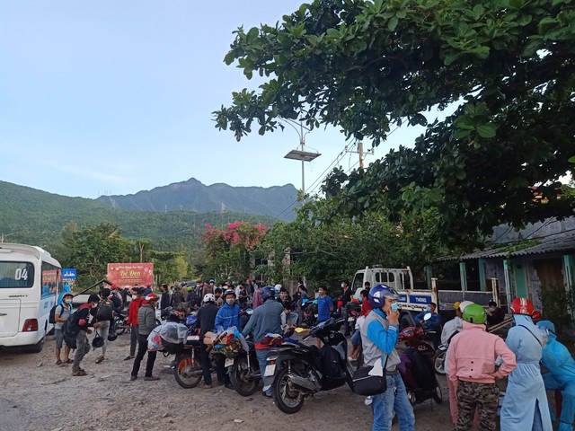 Lực lượng chức năng Huế, Quảng Trị tiếp sức người đi xe máy từ các tỉnh phía Nam về quê - Ảnh 5.