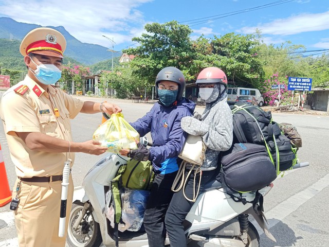Lực lượng chức năng Huế, Quảng Trị tiếp sức người đi xe máy từ các tỉnh phía Nam về quê - Ảnh 7.