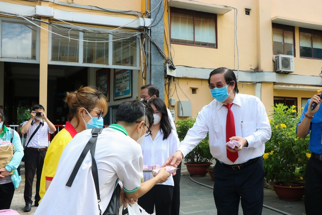 Sinh viên Trường Đại học Y khoa Phạm Ngọc Thạch xung phong tham gia “Taxi chuyển bệnh” và “Tổng đài viên” - Ảnh 7.