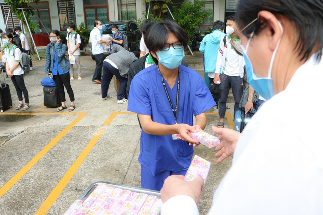 Sinh viên Trường Đại học Y khoa Phạm Ngọc Thạch xung phong tham gia “Taxi chuyển bệnh” và “Tổng đài viên” - Ảnh 6.