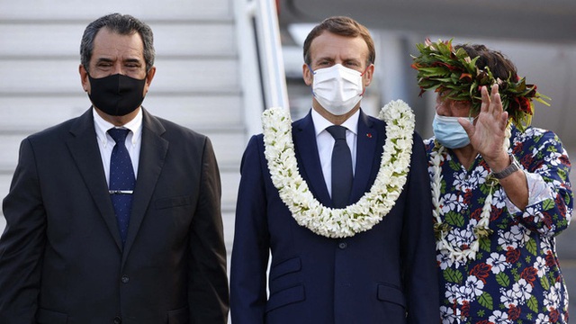 Khoảnh khắc hot nhất hôm nay: Tổng thống Pháp bất đắc dĩ thành cây hoa di động, nét mặt của ông càng gây chú ý - Ảnh 3.
