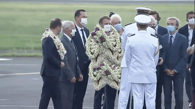 Khoảnh khắc hot nhất hôm nay: Tổng thống Pháp bất đắc dĩ thành cây hoa di động, nét mặt của ông càng gây chú ý - Ảnh 8.