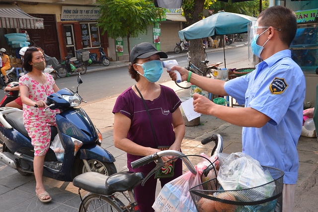 Hà Nội: Khu chợ lớn nhất quận Tây Hồ ngày đầu triển khai thẻ đi chợ - Ảnh 1.