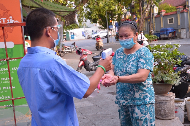 Hà Nội: Khu chợ lớn nhất quận Tây Hồ ngày đầu triển khai thẻ đi chợ - Ảnh 2.