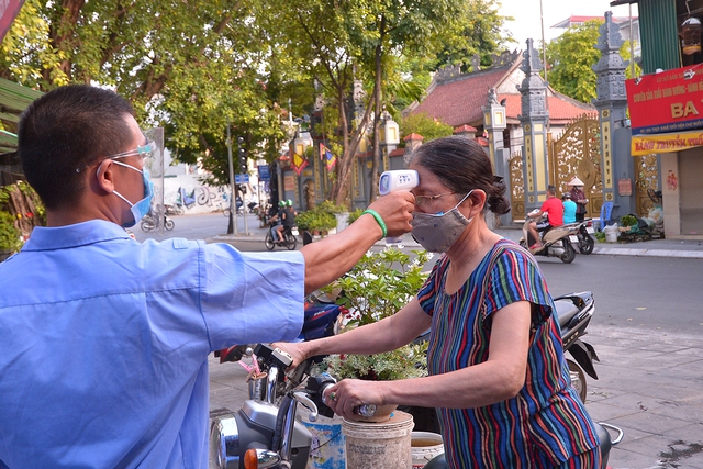 Hà Nội: Khu chợ lớn nhất quận Tây Hồ ngày đầu triển khai thẻ đi chợ - Ảnh 3.