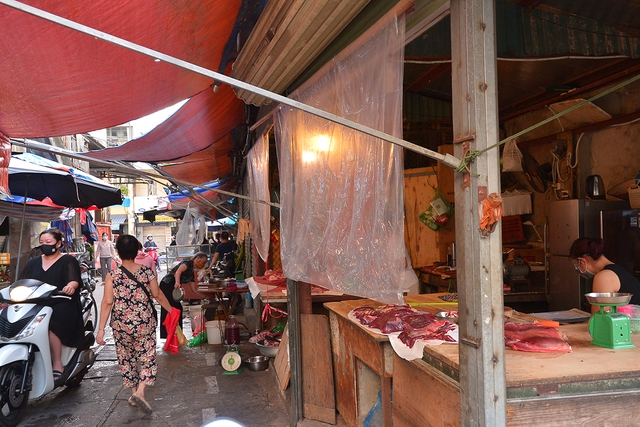 Hà Nội: Khu chợ lớn nhất quận Tây Hồ ngày đầu triển khai thẻ đi chợ - Ảnh 7.