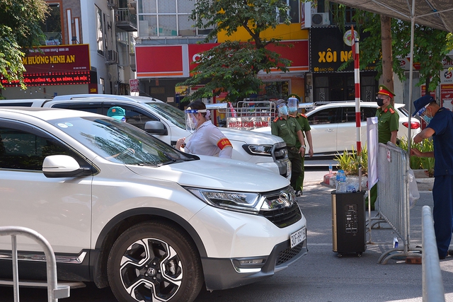 Hà Nội kiểm soát chặt người ra đường trong bối cảnh thành phố có thêm gần 70 ca dương tính - Ảnh 3.