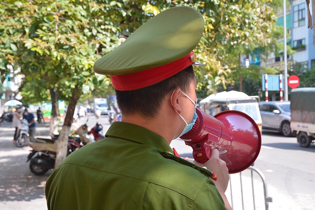 Hà Nội kiểm soát chặt người ra đường trong bối cảnh thành phố có thêm gần 70 ca dương tính - Ảnh 2.