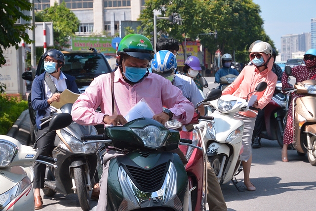 Hà Nội kiểm soát chặt người ra đường trong bối cảnh thành phố có thêm gần 70 ca dương tính - Ảnh 4.