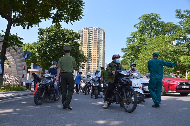 Hà Nội kiểm soát chặt người ra đường trong bối cảnh thành phố có thêm gần 70 ca dương tính - Ảnh 10.