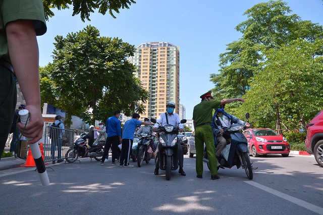 Hà Nội kiểm soát chặt người ra đường trong bối cảnh thành phố có thêm gần 70 ca dương tính - Ảnh 1.