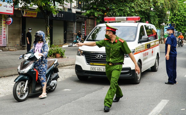 Hai cô gái bị phạt 4 triệu đồng vì lý do ra ngoài mua điện thoại - Ảnh 2.