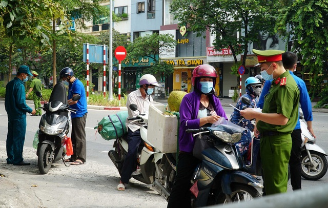 Hai cô gái bị phạt 4 triệu đồng vì lý do ra ngoài mua điện thoại - Ảnh 4.