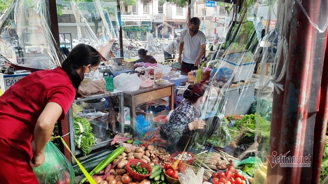 Nhận thẻ đi chợ, dân Hà Nội phân công, canh giờ mua mớ rau, con cá - Ảnh 6.