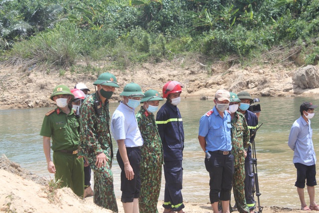 Nỗ lực tìm kiếm công nhân mất tích ở thủy điện Rào Trăng 3, tìm thấy nhiều vật dụng cá nhân - Ảnh 3.