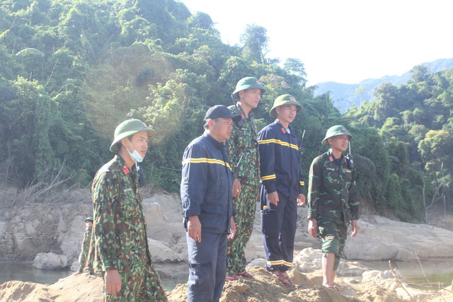 Nỗ lực tìm kiếm công nhân mất tích ở thủy điện Rào Trăng 3, tìm thấy nhiều vật dụng cá nhân - Ảnh 4.