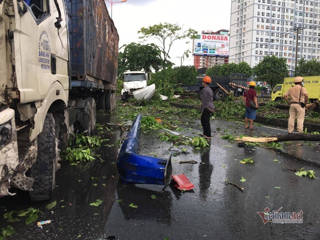 Xe container đại náo xa lộ Hà Nội trong mưa lớn, giao thông rối loạn - Ảnh 2.