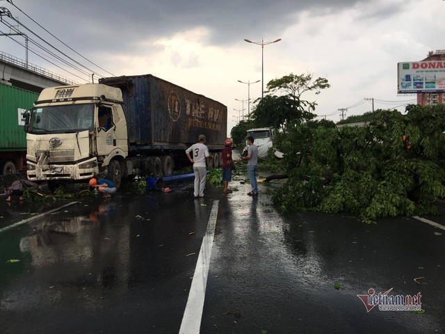 Xe container đại náo xa lộ Hà Nội trong mưa lớn, giao thông rối loạn - Ảnh 6.